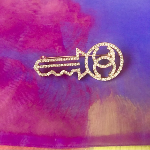 FabulouslyFitted | Key To Your Heart Diamond Rhinestone Brooch - Picture 7 of 7